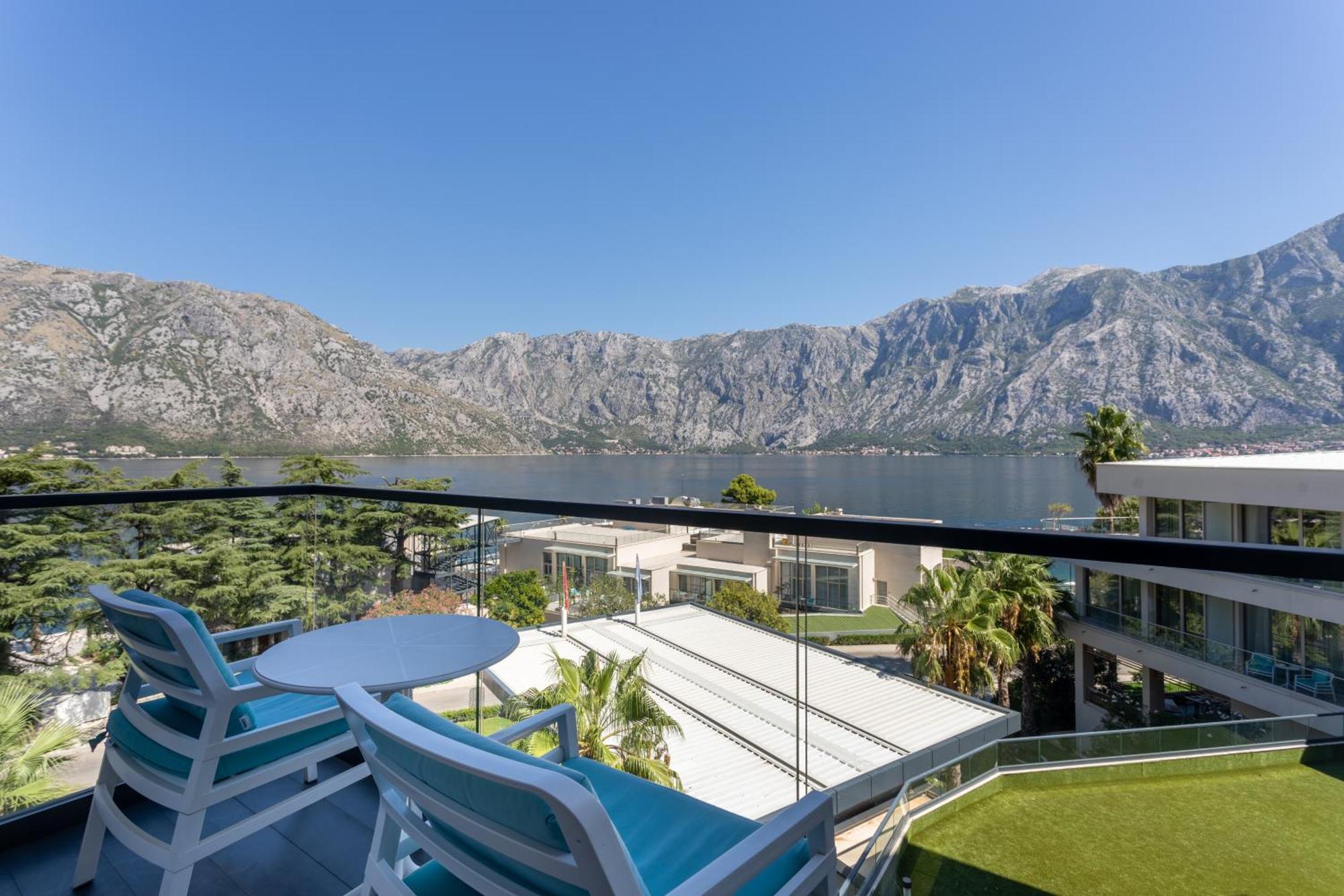 Hyatt Regency Kotor Bay Resort (Adults Only) Екстер'єр фото View of the San Jacinto Mountains from the Hilton Palm Springs