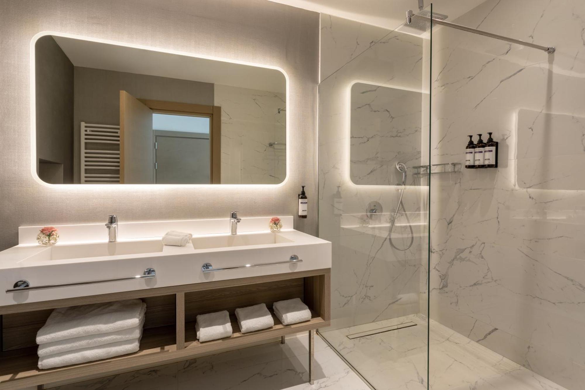 Hyatt Regency Kotor Bay Resort (Adults Only) Екстер'єр фото Bathroom